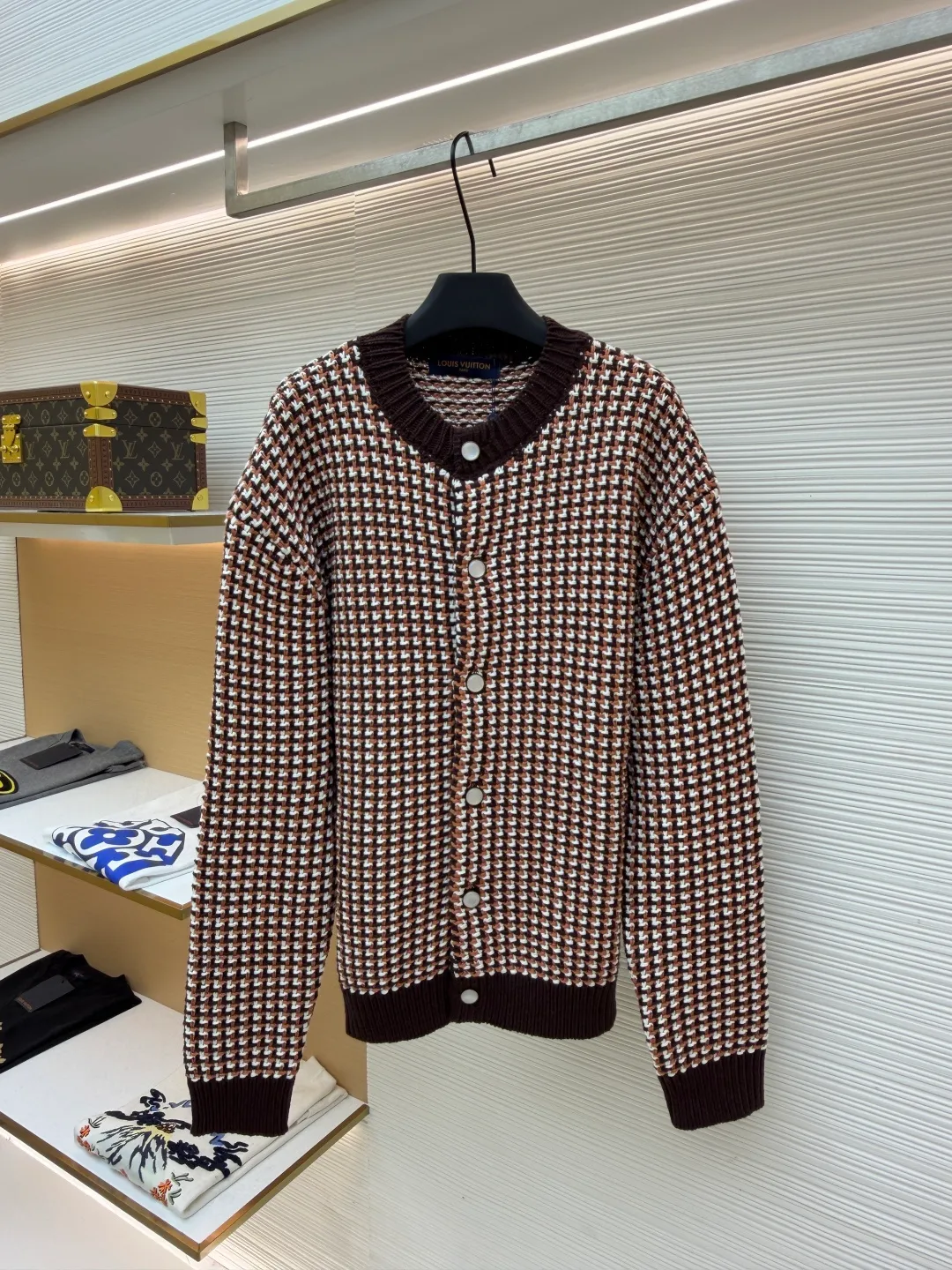LOUIS VUITTON Thick needle houndstooth color block jacquard pearl button knitted cardigan ●Item number: 1682237-B95 ●Material: wool blended fabric ●Technology: knitted jacquard production ●Color: pattern ●Version: fitted version ●Weight: about 1220 grams ●Size: S-M-L-XL ●Description: This houndstooth knitted cardigan is woven with worsted wool blended yarn. It uses double-ply threading technology to make the yarn tighter. It uses yarn-dyed jacquard technology to create a classic houndstooth pattern. The pattern is clear and symmetrical, with natural color transitions and is not easy to fade. The body of the garment uses a four-knit knitting process. The fabric has high density, good elasticity, and good warmth retention and anti-pilling properties. The neckline, cuffs and hem are designed with ribbed edges and are made of high-elastic spandex blended ribs, which will not easily loosen and deform after long-term wear. The placket is equipped with matte mother-of-pearl buttons, which are hand-polished and polished for a warm texture. The overall design adopts three-dimensional tailoring, and the stitching between the shoulders and body uses embedded clip technology. The stitching is smooth and has no bulges. The spacing of each stitch is precisely controlled, and the exquisite knitting craftsmanship and ingenuity are displayed in every detail. The overall wiring is straight and delicate, the fabric is comfortable and soft, and the color is consistent without color difference. It can be matched with the same style to create a fashionable look and control various occasions. Customized accessories, complete with three standards, same style for men and women!